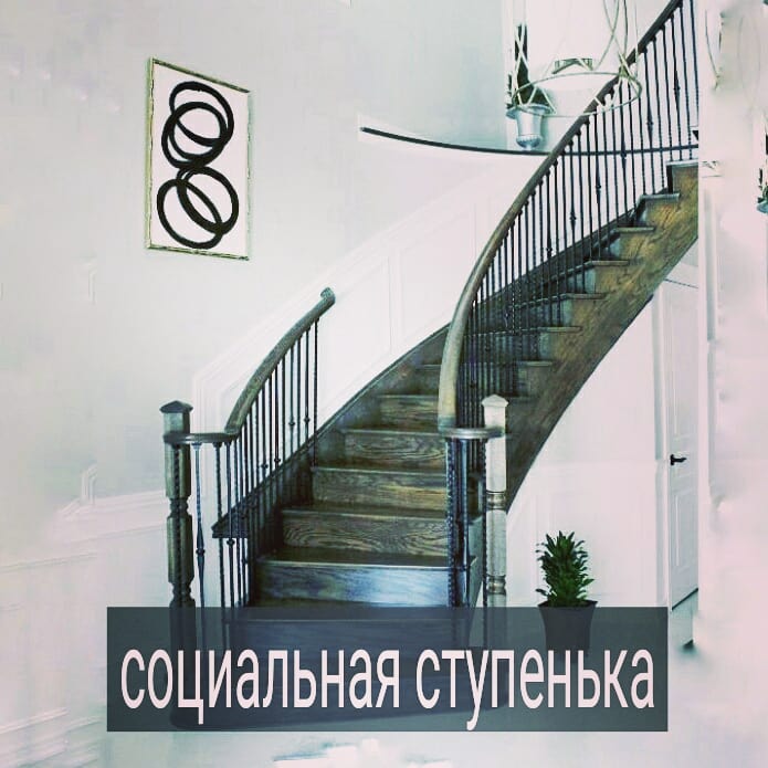 Под моим вчерашним постом про мужчину, который не хочет встречаться с девушкой проще в соц. плане, чем он сам, оставили комментарий – просто он ещё не встретил ту, с которой ему будет всё равно откуда она, хоть из канавы.
.
Сразу вспоминается смешной фильм - 50 оттенков серого- где миллионер добивался любви простой продавщицы. Почему фильм и книга такие популярные у женщин? Потому что попадают в заветное желание большинства – поиметь красивого молодого олигарха, который их будет страстно любить и мечтать жениться.
.
Вот бы достался каждой неуклюжей продавщице по влюблённому олигарху! Это мечта из разряда, как если бы в толстого стареющего мужика с залысиной, работающего охранником в прод. магазине, живущего с мамой и играющего по вечерам в тачники под пивасик преследовала бы влюблённая богатая и молодая фотомодель с 4 р-ром груди.
.
В жизни такое не встречается, хоть нам очень бы так хотелось. Не влюбляются красивые олигархи в простых кассиров, а востребованные фотомодели в толстых нищебродов. Нет тех, кому плевать на то, какое место в социуме занимает партнёр для создания серьёзных отношений. Ну, если только человек не находится одновременно в депрессии, долгах, болезнях, при смерти и изменённом состоянии ума. Тогда я поверю, что ему всё равно, «из какой канавы партнёр».
.
А людям адекватным не всё равно. И это правильно. Потому что наши партнёры на нас влияют. И никто не хочет попадать под влияние человека, который на ступеньке в социо-культурной иерархии находится сильно ниже вас.
.
Другое дело, когда ты сам не семь пядей во лбу, но мечтаешь о принцах и принцессах, и чтобы они попрыгали вокруг тебя, ценного приза. Это прямой путь к длительному одиночеству.
.
Узнаёте в описании себя или кого-то из знакомых?