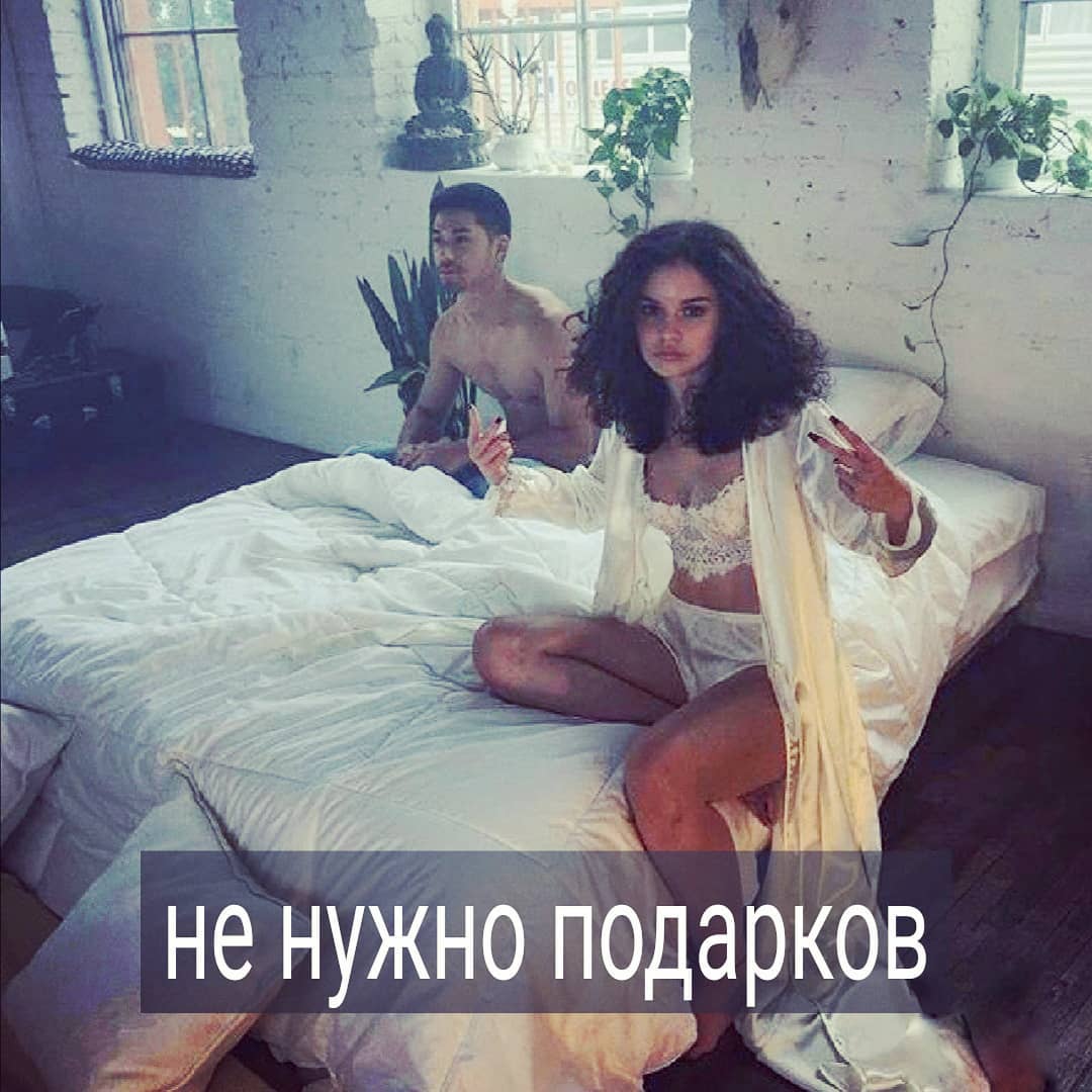 Одинокая дама 40 лет опубликовала пост-откровение о том, что лучший с.кс в её жизни был со случайным иностранцем. После с.кса мужчина захотел поесть и спросил у дамы – есть ли у нее деньги заплатить за себя, т.к. он пойдёт в дорогой ресторан. Дама сначала обиделась, а потом подумала – нуачё? Я ведь сама к нему приставала. И я не пр@ститутка - могу сама за себя заплатить. Ну и заплатила. А после этого решила, что она не такая, как обычные женщины. А честная и свободная. Спит не за подарки. И что замужние дамы, которые не спят с мужьями, если те не приносят в семью деньги, пр@ститутки. А она другая - выше этого.
⠀
Ага, будто, если бы она решила поиметь с мужчин подарки и деньги, то легко бы сделала это. А так нет, просто это ОНА не хочет материальных вложений от мужчин, поэтому незамужем и спит, с кем придётся, да ещё платит за себя в кафе. Будто мужчины ей предлагают что-то, кроме перепиха, но ей кажется, что это она гордо отказывается от вложений, хотя никто ей ничего дарить не собирался.
⠀
И, если лучший с.кс в жизни был с равнодушным и невлюбленным мужчиной, то страшно подумать, что у этой 40 –летней дамы было раньше.
⠀
Тема пр@ституток – спорная. Но им мужчины платят за с.кс. И в этом есть баланс. Хотя, с самоценностью там большие вопросы.
⠀
Но не меньше вопросов с самоценностью у женщин, которые готовы за свой счёт приезжать к мужчине в другой город, привозить подарки, готовить, убирать, заниматься с.ксом и уезжать, прикрывая это идеей «я современная и независимая, без предрассудков». А еще с презрением смотреть на дам, которым мужчины дарят подарки и обеспечивают.
⠀
Считать себя выше их, думая, что эти женщины «пустышки, зарабатывающие одним местом». Такое презрение возникает из-за непонимания собственной зависти. Если зависть признать, то рушится идея о том, что ты особенная, та, которой от мужчины нужен только с.кс, без ожидания подарков. Обнаруживается, что за тобой не бегают интересные влюбленные парни, ломая голову, как затащить тебя в отношения. А ты откровенно предлагаешь себя на самых худших условиях, потому что на других – ты им не нужна.
⠀
Кому знакомо то, о чём пишу? Поделитесь в комментариях.