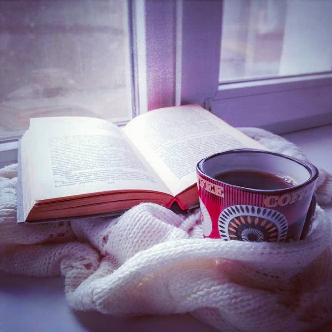 Мама на 8 марта подарила книжку - Шантарам. Не то, что я люблю читать романы и обладаю свободным временем на это, но всё же решила полистать. Пару интересных цитат нашла. Вот одна из них, про зависимую любовь.
⠀
"Для него она была готова на всё. Такими бывают некоторые женщины. Такой бывает любовь. Да по большей части она именно такой и бывает, как посмотришь вокруг. Твоё сердце становится похожим на перегруженную спасательную шлюпку. Чтобы не утонуть, ты выбрасываешь за борт свою гордость и самоуважение, свою независимость. А спустя какое-то время ты начинаешь выбрасывать людей - своих друзей и прочих, кого ты знал годами. Но и это не спасает. Шлюпка погружается все глубже, и ты знаешь, что скоро она утонет и ты вместе с ней."
⠀
Ведь у многих любовь именно такая - страдальческая, жертвенная. И метафора сердца со спасательной шлюпкой очень точная. Но про спасательство вот что интересно - женщина часто пытается спасти мужчину, который объективно сильнее и устойчивее её. Ей может казаться, что она такая нужная, мудрая, сильная, как тигрица или волчица, поэтому готова быть рядом с любимым в самые его сложные времена, поддерживая, помогая.
⠀
Хотя мужчина уж точно не считает себя слабым и немощным, чтобы реально нуждаться в помощи нелюбимой, но зависимой от него эмоционально женщины, которая выкинула за борт своё самоуважение и гордость. Как будто это так привлекательно и сексуально - жить без данных качеств. И ведь действительно многим женщинам кажется, что без самоуважения и гордости они, мало того, что желанны, но могут ещё кому-то помочь. Глючит, что можно быть зависимой, но оставаться сильной, хотя на самом деле слабая во всех смыслах.
⠀
Быть зависимой и при этом сохранить самоуважение и гордость - задача нереальная. А без гордости и самоуважения вас невозможно любить - вы автоматически становитесь непривлекательными, душными. Но, когда при этом вы ещё и пытаетесь спасти мужчину, то выглядите совсем глупо и неадекватно в его глазах, и в глазах окружающих. Поэтому с борта своей жизни вслед за независимостью, гордостью и самоуважением вы выбрасываете и близких людей, чтобы они недокучали своим неприятием вашего унижения.
.
ПРОДОЛЖЕНИЕ ПОСТА В КАРУСЕЛИ ⬆️⬆️⬆️