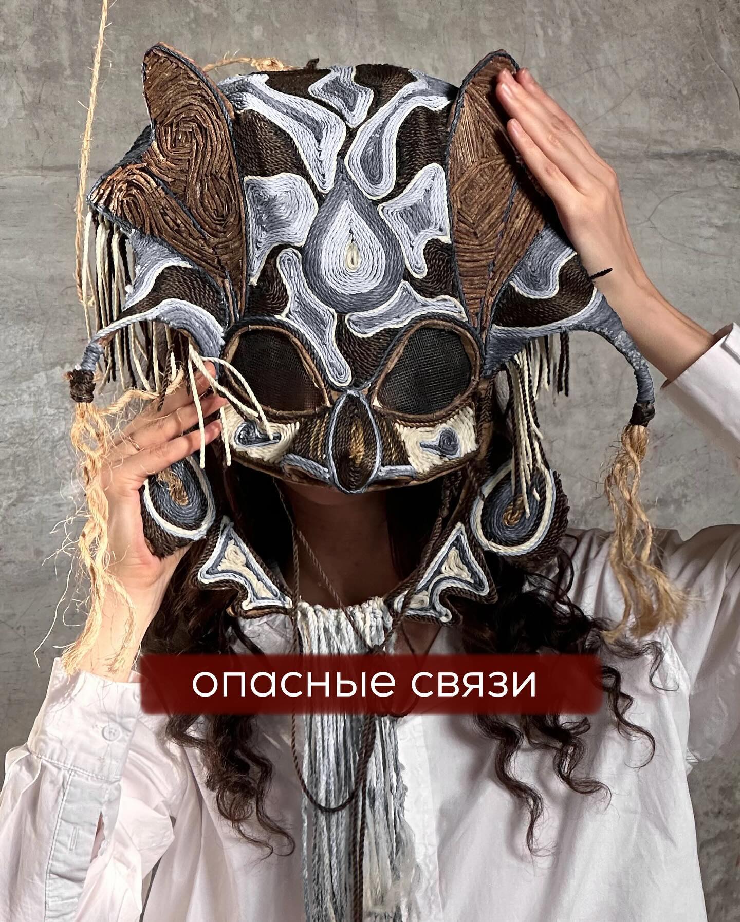 Пост про то, насколько опасной может быть профессия психолога для самого специалиста.
⠀
Неожиданно, правда? Откуда взяться опасности, если ты не пожарник, не полицейский, не скалолаз - сидишь в уютном кресле, выслушивая истории клиентов. А опасность есть, и каждый опытный психолог, практикующий в постсоветских странах, её хорошо чувствует.
⠀
Расскажу подробнее. Живя полтора года в Америке, я почувствовала, насколько свободнее стала в консультировании - как будто какая-то профессиональная тяжесть свалилась с плеч, легче задышалось, что положительно сказалось на моей частной практике.
⠀
Пыталась осознать - что же такое произошло? Почему в эмиграции работать стало не сложнее, а в разы проще? И я поняла - меня покинул определённый страх.
⠀
Консультируя очно в Минске, я часто работала с обеспеченными клиентами - это были бизнес-леди, известные медийные личности, жёны влиятельных чиновников.
⠀
В большинстве случаев приходилось иметь дело с историями людей, у которых много денег, связей и власти - по их звонку могли уволить либо задержать человека, решить какой-то вопрос либо, наоборот - накидать проблем.
⠀
Некоторые мои коллеги сталкивались с тем, что помогая разводиться жёнам чиновников в погонах, оказывались потом на допросах у следователя, потому что эти мужья были не довольны результатом терапии. Коллег обвиняли в том, те “разрушают семьи”, хотя у самого чиновника могло быть по несколько любовниц и свою жену он регулярно избивал. Угрожали, что если психолог “не одумается”, то его лишат лицензии или посадят, или ещё что-нибудь нехорошее с ним случится.
⠀
Благо, многие психологи на подобных допросах подбирали нужные слова, сглаживали углы, использовали правильные формулировки, спасая, тем самым, себя.
⠀
Помню все эти разговоры в кулуарах, где коллеги делились страхами преследования как со стороны родственников своих клиентов, так и со стороны самих клиентов - ведь иногда в процессе терапии оказывалось, что клиент - серьёзная шишка с непростым характером. Если с ним, не дай бог, не заладится - то не миновать проблем.
⠀
ПРОДОЛЖЕНИЕ В КАРУСЕЛИ ⬆️⬆️⬆️