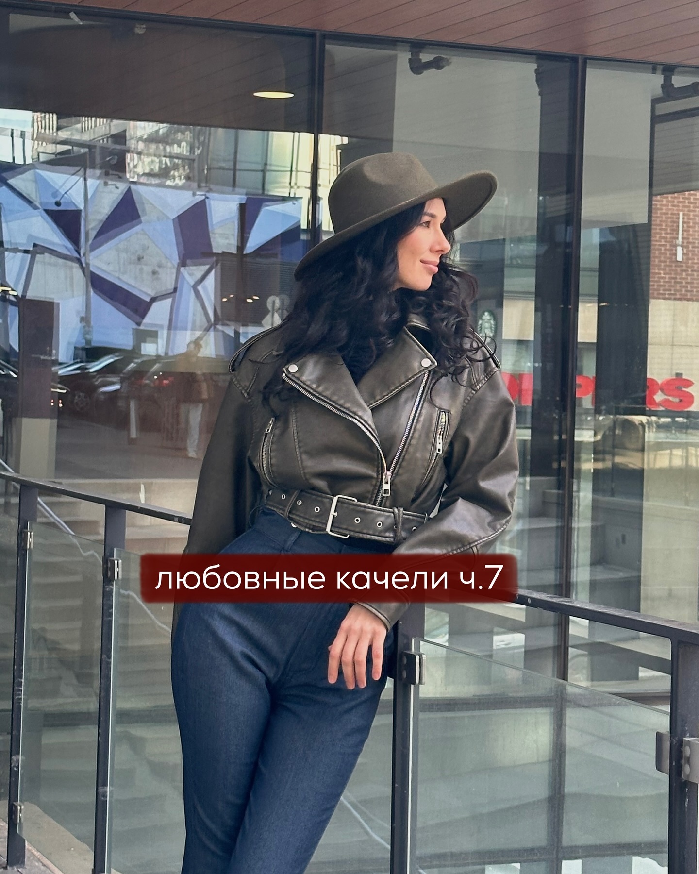 ПРОДОЛЖЕНИЕ. НАЧАЛО В ПРЕДЫДУЩИХ ПОСТАХ. Лариса, нервничая, ехала домой к Тимуру. Он не звонил и не писал уже несколько дней, что вызывало у неё дикую тревогу. Девушка понятия не имела, что ему скажет, когда увидит. И увидит ли?
⠀
А вдруг Тимура не будет вечером дома? Либо он ей не откроет дверь, прогонит? А что если он позвал к себе кого-то из бывших любовниц или действующих поклонниц?
⠀
Все эти мысли крутились у Ларисы в голове. Такси остановилось перед домом мужчины, девушка вышла и некоторое время собиралась с мыслями возле подъезда.
⠀
У неё были ключи от квартиры любимого, и она размышляла - как лучше поступить? Позвонить Тимуру по телефону? Либо по домофону? А может, сразу открыть дверь ключом?
⠀
Лариса выбрала последний вариант. На ватных ногах она поднялась на этаж его квартиры, открыла дверь, зашла.
⠀
Тимур был дома. Но не один. С ребёнком. Лариса совсем забыла, что в эти дни Тимур проводит с ним время.
⠀
Мужчина встретил девушку на пороге, сказал, что не ожидал её прихода. Но пригласил на кухню, попросив, чтобы та говорила потише, т.к ребёнок только лёг спать.
⠀
Лариса села на стул, понимая, что не может вымолвить ни слова - её будто парализовало. Тимур сел напротив и молча смотрел на девушку. Взгляд его был прямой и уверенный - от него бросало в дрожь.
⠀
Лариса начала плакать. Сбивчиво, сквозь слёзы, она рассказала Тимуру, что очень страдала эти дни - не могла ни есть, ни спать, ни нормально работать, и что винит себя за то, что наговорила ему накануне. Ей плохо, она сильно скучала и любит Тимура, мечтает быть с ним, но боится, что уже поздно и он её не простит.
⠀
Мужчина внимательно слушал. Лариса не могла понять по его лицу, что он чувствовал в этот момент - он не выдавал ни единой реакции. Ей становилось ещё невыносимее от его молчания.
⠀
-Тимур, я люблю тебя! Скажи, у меня ещё есть шанс вернуть наши отношения и твоё доверие? Прошу, не наказывай меня своим молчанием…
⠀
Мужчина продолжал молча сидеть, глядя на заплаканную девушку. А потом ответил следующее.
⠀
ПРОДОЛЖЕНИЕ В КАРУСЕЛИ ⬆️⬆️⬆️