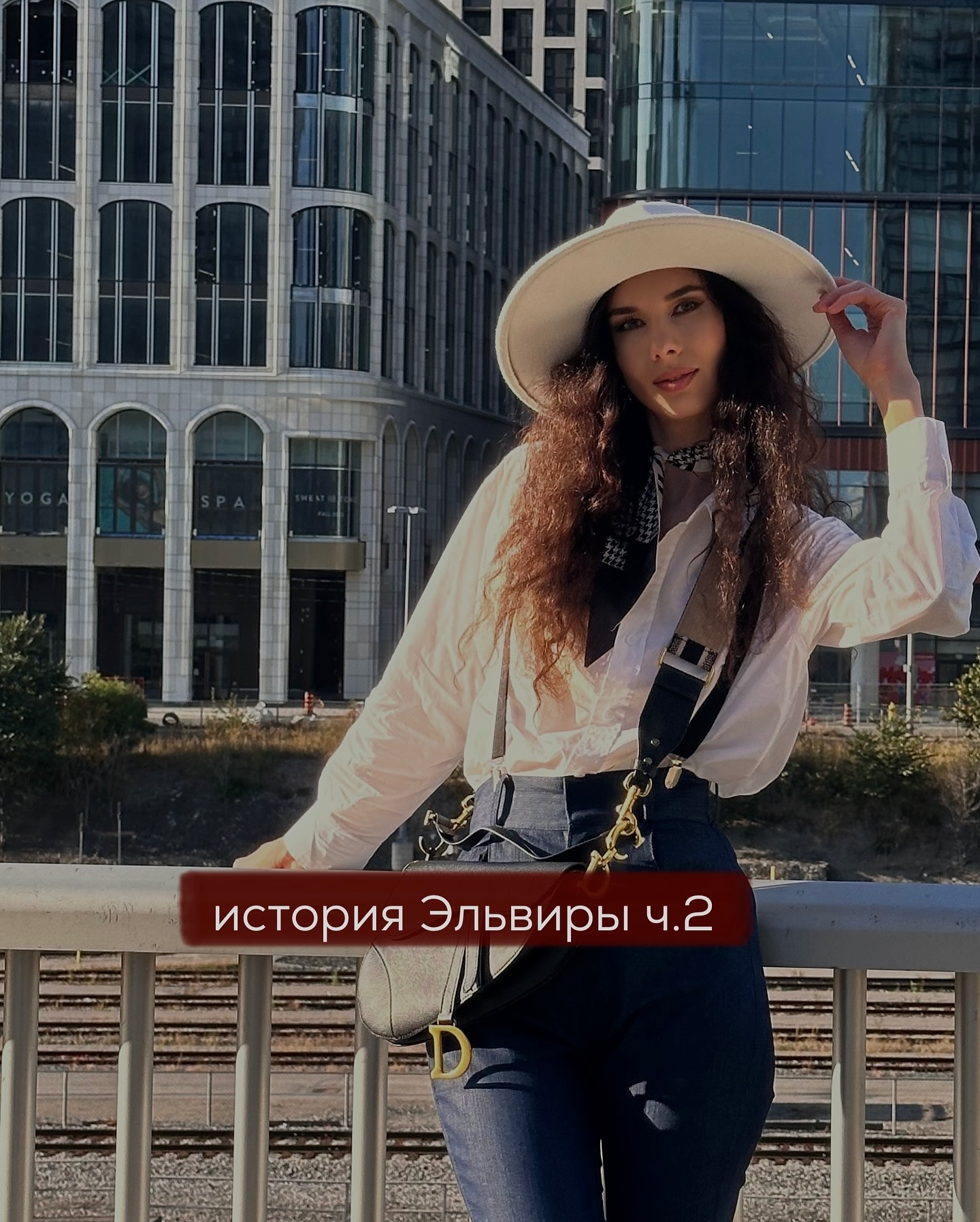 ПРОДОЛЖЕНИЕ. НАЧАЛО В ПРЕДЫДУЩЕМ ПОСТЕ.
Увидев две полоски на тесте, Эльвира ни секунды не сомневалась, что сохранит беременность и будет рожать от любовника. Вечером домой вернулся муж. Как ни странно, он был в хорошем расположении духа, немного нетрезвый.
⠀
Эльвира приготовила ужин, налила Тарасу виски, затем, ещё, а потом позвала в спальню. Тарас был пьян, $ekc вышел скомканный, но Эльвиру это более чем устраивало.
⠀
Утром супруг спросил - предохранялись ли они вчера? Женщина ответила, что и сама толком не помнит.
⠀
В тот день Эльвира для себя решила, что чуть позже скажет обоим мужчинам про беременность, и каждого назначит отцом, а там - будь, что будет. Если оба разозлятся и начнут настаивать на аборте, то она расстанется и с одним, и со вторым, будет рожать одна.
⠀
Мужу она сообщила недели через две, сказав, что в тот вечер, похоже, они плохо предохранялись и Бог послал им ребёнка.
⠀
Эльвира была уверена, что Тарас не обрадуется, ведь он всё время твердил, что не хочет детей. Но, на удивление, супруг радостно принял эту новость, сказав, что нужно теперь готовиться к родительству.
⠀
На следующий день Эльвира встретилась с Богданом. Любовник, услышав новость, тоже выглядел радостным и поддержал женщину в том, чтобы та рожала. Обещал помогать во время беременности и после родов.
⠀
Спросил её - собирается ли она уходить от супруга, ведь это не мужа ребёнок?
⠀
- Я уйду от него при условии, что ты тоже разведёшься с женой и мы будем с тобой жить вместе - ответила женщина.
- Но ты же знаешь, что это невозможно. Мы и так с тобой вместе, и дальше тоже будем вместе, но развестись я не могу - сказал Богдан.
⠀
Мужчина уверял, что, если Эльвира оставит супруга, то поселит её с ребёнком в одной из своих квартир, будет обеспечивать, принимать участие в воспитании малыша.
⠀
Эльвира молчала. Она была влюблена, но согласиться на его условия для неё казалось невыгодным.
⠀
В тот день они с Богданом ни о чём не договорились. Собственно, и через полгода тоже. Любовник периодически спрашивал, не изменила ли Эльвира своего решения. Женщина отвечала отказом.
⠀
Её беременность протекала легко, женщина много работала и готовилась к материнству.
⠀
ПРОДОЛЖЕНИЕ В КАРУСЕЛИ ⬆️⬆️⬆️