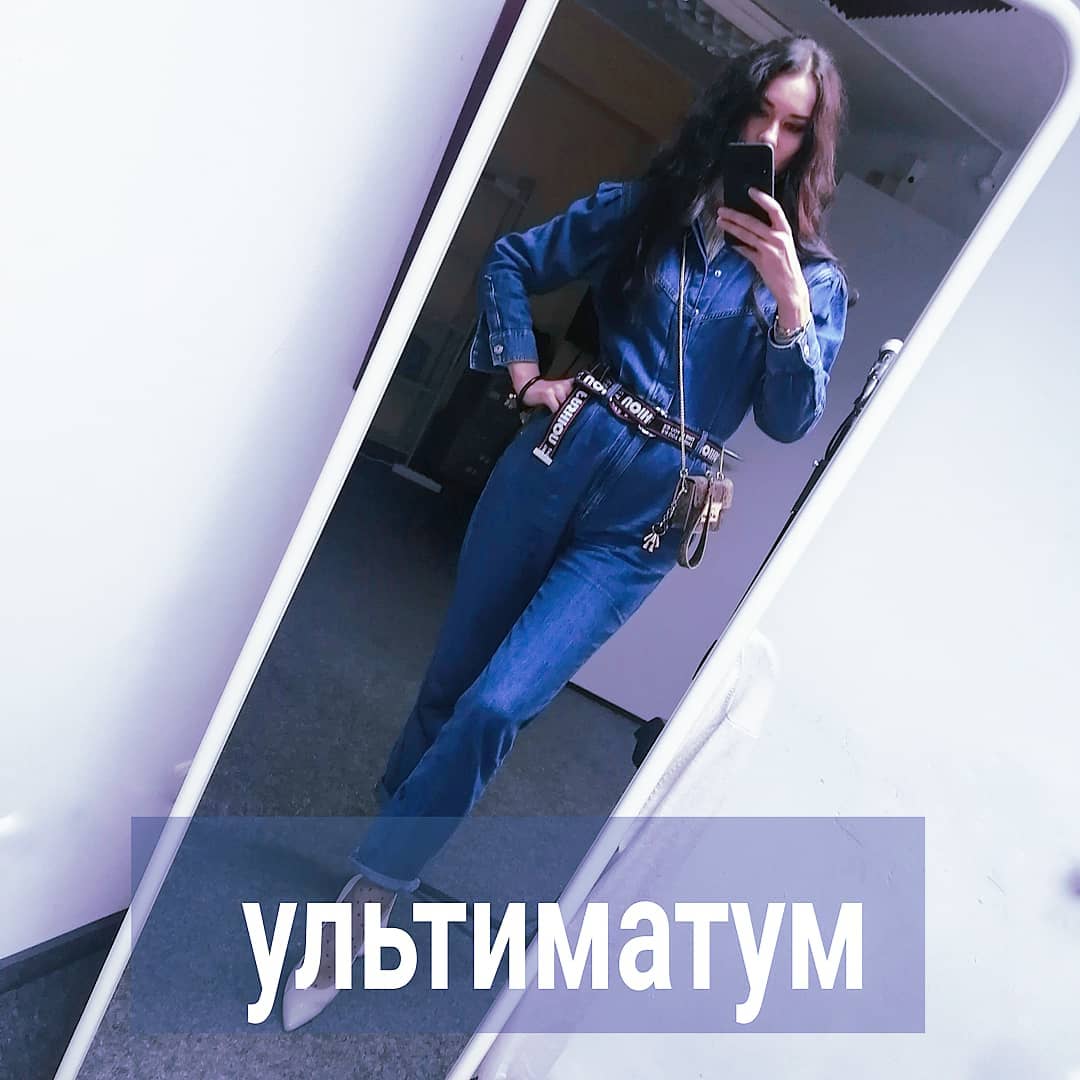 Двигаемся дальше - про борьбу за власть в отношениях пост. Многие из вас не рефлексируют, но основная причина, почему у вас не складывается с партнёром - ваша неосознанная с ним борьба за власть при отсутствии у вас на это ресурсов и рычагов.
⠀
На разных этапах отношений эта борьба по-разному может проявляться, но смысл один - вы хотите в отношениях иметь лидирующую позицию. А именно, чтобы в вас больше нуждались, а не вы, чтобы вы могли диктовать условия, при которых отношения возможны, а не вам их диктовали, чтобы прислушивались чаще к вашим решениям и т.д.
⠀
Когда в паре чувства взаимны, то власть плюс/минус распределяется равномерно. Потому как взаимная любовь - показатель того, что оба в паре удовлетворены текущим положением дел и получают достаточно подтверждений любви от партнёра.
⠀
Конфликты в таких парах тоже бывают, и власть там перетекает то к одному, то к другому, но в целом, в этом есть баланс, потому как у каждого участника есть рычаги влияния.
⠀
Вообще, если у вас изначально мало рычагов влияния, но вы это осознаете и у вас хорошие настройки, то со временем ситуация может изменится в вашу пользу. Потому что ясно видя реальную расстановку сил, вам несложно действовать и общаться адекватно сложившейся иерархии.
⠀
Вы понимаете, что вашего влияния мало, поэтому не пытаетесь грубо проломить территорию другого человека. И, если у партнёра к вам есть минимальный интерес, то даже при изначально ваших небольших возможностях влияния этот интерес к вам может вырасти, перерасти в любовь, привязанность. А значит - и рычагов влияния у вас со временем станет больше.
⠀
Простой пример - когда в сложившийся коллектив приходит сотрудник - неопытный новичок, то ему выгодно вначале себя вести скромно. По мере роста профессионализма, его вес в коллективе будет увеличиваться, рычагов влияния у него появится больше, к нему будут охотнее прислушиваться, а начальство будет дорожить им как специалистом.
⠀
Но, если он на старте будет ожидать от коллег профессионального уважения и признания, общения на равных на фоне отсутствия его реальных результатов, то получит лишь отторжение и неприятие.
⠀
ПРОДОЛЖЕНИЕ ПОСТА В КАРУСЕЛИ ⬆️⬆️⬆️