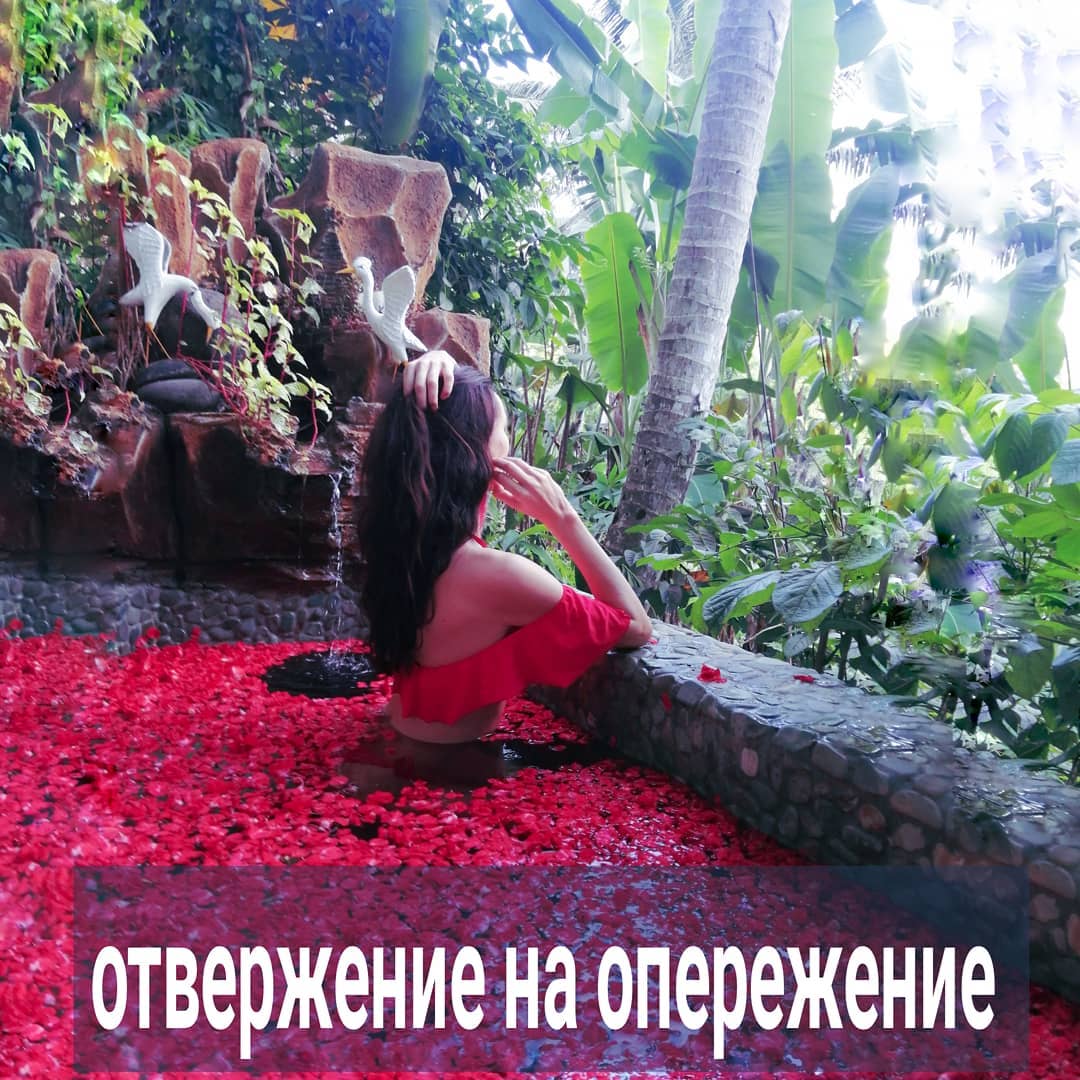 Многие уверены, что причина их одиночества в том, что им никто не нравится. Обычно, это люди далеко за 30 без семьи и детей. У многих даже отношений не было ни разу. А у кого-то и секса. Такие есть и среди мужчин, и среди женщин.
⠀
У этих людей схожие настройки, формировавшиеся из года в год. Поэтому изменить их резко сложно. Обычно они сформировались лет в 14-17, когда сверстники активно постигали навыки общения, а этим людям не удавалось нравиться.
⠀
Вообще, изначально не нравиться другим - нормально. Особенно, если ты подросток. Правильно в такой ситуации адекватно оценить происходящее, трезво посмотреть на себя и прокачать те скиллы, которые ценятся в среде, где находишься. Тем более, если хочется привлечь противоположный пол.
⠀
Мальчики, например, идут качаться в зал, учатся играть на гитаре, пытаются шутить, стараются показывать себя смелыми, находчивыми и оригинальными, как могут. Девочки следят за внешним видом, думают, как выгоднее себя преподнести, о чём говорить с ребятами, чтобы было интересно.
⠀
Любой человек хочет быть одобряемым другими. Тот, кто громко заявляет, что плевал с высокой башни на мнение окружающих, лукавит. Он предпочёл бы, чтобы в нём видели, если не положительного героя, то хотя бы незаурядную личность.
⠀
Нормально, когда вы в детстве сталкиваетесь с реальностью, в которой мир - не няня, принимать вас просто так не обязан. И вместо обиды на вселенскую несправедливость, начинаете исследовать свои способы взаимодействия с миром на поиск наиболее эффективных паттернов.
⠀
Приходит понимание, что где-то нужно смолчать, где-то наоборот проявиться, а в другой ситуации отойти. Появляется представление об иерархии, разном взаимодействии с теми, кто выше вас, ниже, либо на одном с вами уровне.
Вы отсеиваете то, что мешает налаживать связи, усиливаете те черты, которые, наоборот, выгодны вам.
⠀
Вот так, шаг за шагом, кирпчик за кирпичиком, делая выводы из своих ошибок и достижений, выстраиваете свою коммуникацию с людьми - особенно противоположного пола.
⠀
Для такой работы нужно адекватно себя воспринимать и видеть реальную реакцию людей на себя, а не воображаемую.
⠀
ПРОДОЛЖЕНИЕ В КАРУСЕЛИ ⬆️⬆️⬆️