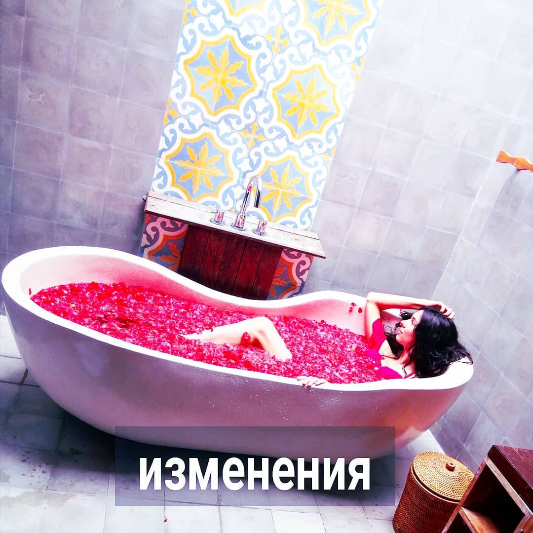 Писала ранее, что эмоции у клиентов после 1-ой сессии самые сильные и сложные. Как правило, там смесь реакций. С одной стороны, облегчение, что появилась ясность, куда двигаться дальше и с какими своими настройками работать. С другой стороны - неприязнь, стыд за себя, своё поведение, которое привело к отрицательному результату, горечь, что раньше не начал работу над собой.
⠀
Тем, кто более устойчив, удаётся не скатиться в самобичевание, а подумать, какие изменения им доступны уже сейчас.
⠀
Обычно, я предлагаю клиентам принимать решение по поводу продолжения наших встреч тогда, когда все эмоции улягутся - как хорошие, так и плохие. Чтобы можно было спокойно оценить полученную информацию на 1-ой сессии, понять, подходит ли мой формат работы, интересно ли двигаться дальше в выбранном направлении.
⠀
Если вы согласны с тем, как я вижу ваши процессы, внутренние настройки и с чем, на мой взгляд, вам нужно работать, тогда мы продолжаем общение и назначаем 2-ую встречу. Но это не ранее, чем через 2-3 недели после 1-го сеанса, иногда больше. За это время вы взешиваете все "за" и "против" и, если выбираете работать дальше, то мы договариваемся о второй консультации.
⠀
На ней, как правило, я спрашиваю вас о том, как вы чувствовали себя после первой встречи, как на вас повлияла полученная информация, какие возникли эмоции и реакции, удалось ли применить что-то из моих советов, какой эффект это дало, а что было сложно внедрить в жизнь.
⠀
Так же я интересуюсь, в каком направлении своего развития вам интересно двигаться дальше. Обычно, вы не очень понимаете, за что хвататься и что в себе нужно менять. Кажется, что нужно полностью в себе всё перекроить, а как это сделать - непонятно.
⠀
Но полностью перекраивать себя не надо. Я редко встречала в своей практике клиентов, которым нужно было меняться досконально. Как правило, в серьёзных изменениях нуждаются 2-3 ваши настройки. Остальные более-менее нормальные и их можно не трогать.
⠀
Но вот эти 2-3 настройки становятся после первой консультации настолько очевидными, заметными, как бельмо на глазу, что создают ложное впечатление, будто это вся ваша личность, а не какая-то её часть.
⠀
ПРОДОЛЖЕНИЕ В КАРУСЕЛИ ⬆️⬆️⬆️
