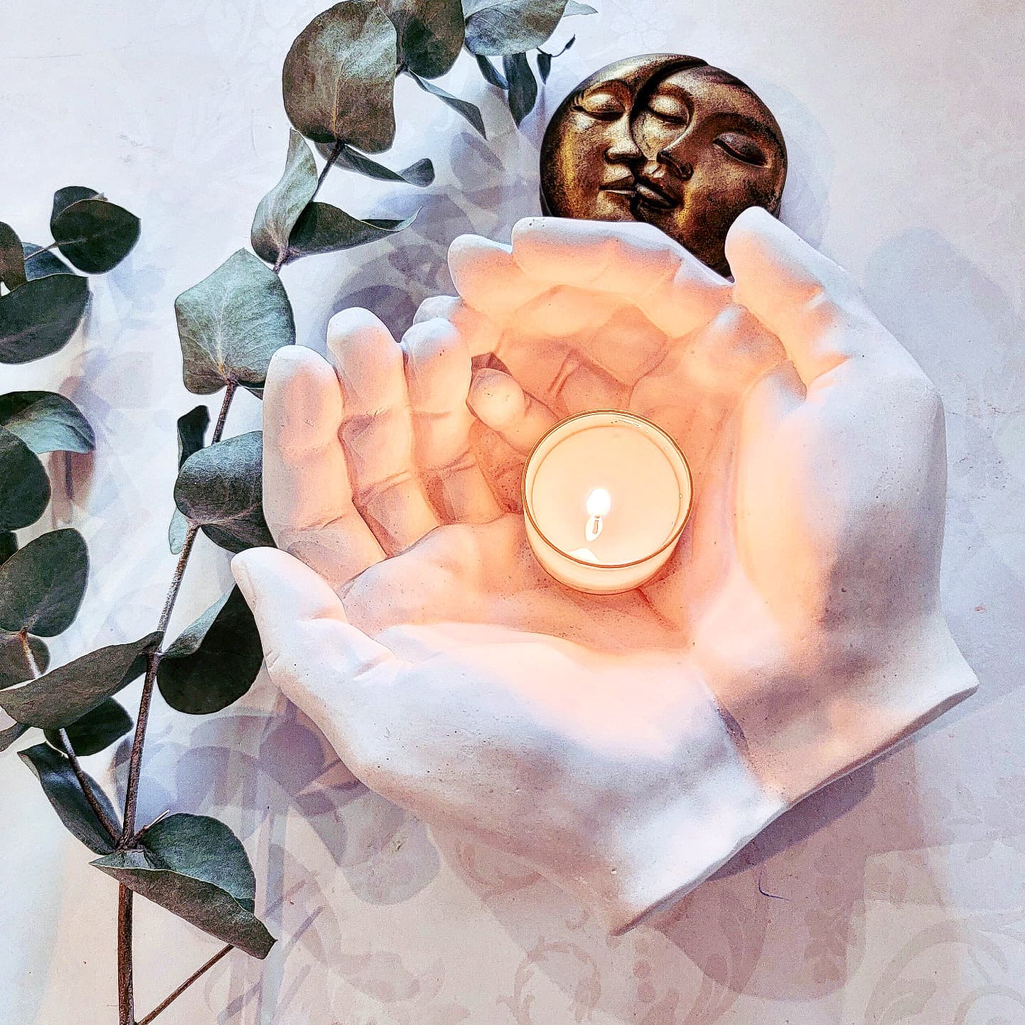 Несколько постов назад публиковала историю Ольги из Минска и её мужа Али, с которым она сейчас проживает в Турции. Помните эту историю? Где объявилась его бывшая жена Наташа, которая сама его когда-то оставила и уехала с их общей дочерью в другую страну.
⠀
Потом, когда Али женился на Оле, бывшая объявилась, и он съездил к ней, чтобы увидеть, наконец, свою дочь. А теперь уже бывшая прилетает в Стамбул, чтобы дочь погостила у отца.
⠀
Но мы помним, что Наташа хочет вернуть Али. И Ольгу заштормило сильно.
⠀
Вот продолжение истории.
⠀
Когда Али вернулся в Стамбул, он благодарил Ольгу за понимание. Пару месяцев у супругов была идиллия, а потом Али договорился с бывшей, что та приедет в Турцию с дочерью.
⠀
Ольга опять занервничала, потому что бывшая начала диктовать Али условия своего приезда - как и где она хочет жить, как Али должен подготовиться и пр.
⠀
Ближе к дате приезда Наташа в переписке с Али вообще начала требовать, чтобы он развёлся с Ольгой, и тогда она даст ему возможность беспрепятственно общаться с дочерью.
⠀
Али это передал Оле. Та психанула и предложила развестись, потому что была возмущена, как он вообще позволил бывшей такое озвучивать. По словам Оли, они с мужем ругались несколько дней. Ночью она уходила спать в другую комнату, где собирала чемоданы в Минск. А утром они поехали в ЗАГС подавать заявление на развод.
⠀
Приехав в ЗАГС, муж застопорился и не стал подавать заявление. Написал бывшей жене, что он никогда с ней не будет вместе, и она лишь мать для его ребёнка. И что жить она будет в гостинице, а не у него дома. И что её приезд только ради того, чтобы он увидел дочь, и не более того.
⠀
Оле сказал, что не хочет её терять и она очень важна для него, и что благодарит её за поддержку, очень любит, ценит и никакого развода не хочет.
⠀
Супруги снова помирились.
⠀
А Наташа ответила, что раз такая песня, то она прилетит не на месяц, как договаривались изначально, а на меньший срок, и поменяла билеты.
⠀
Али до её приезда с ней практически не общался. Ольга помогала ему подобрать подарки для дочери. Кроме того, к Али приехали родственники, и девушка взяла на себя заботу о них, за что муж её очень благодарил.
⠀
ПРОДОЛЖЕНИЕ ПОСТА В КАРУСЕЛИ ⬆️⬆️⬆️