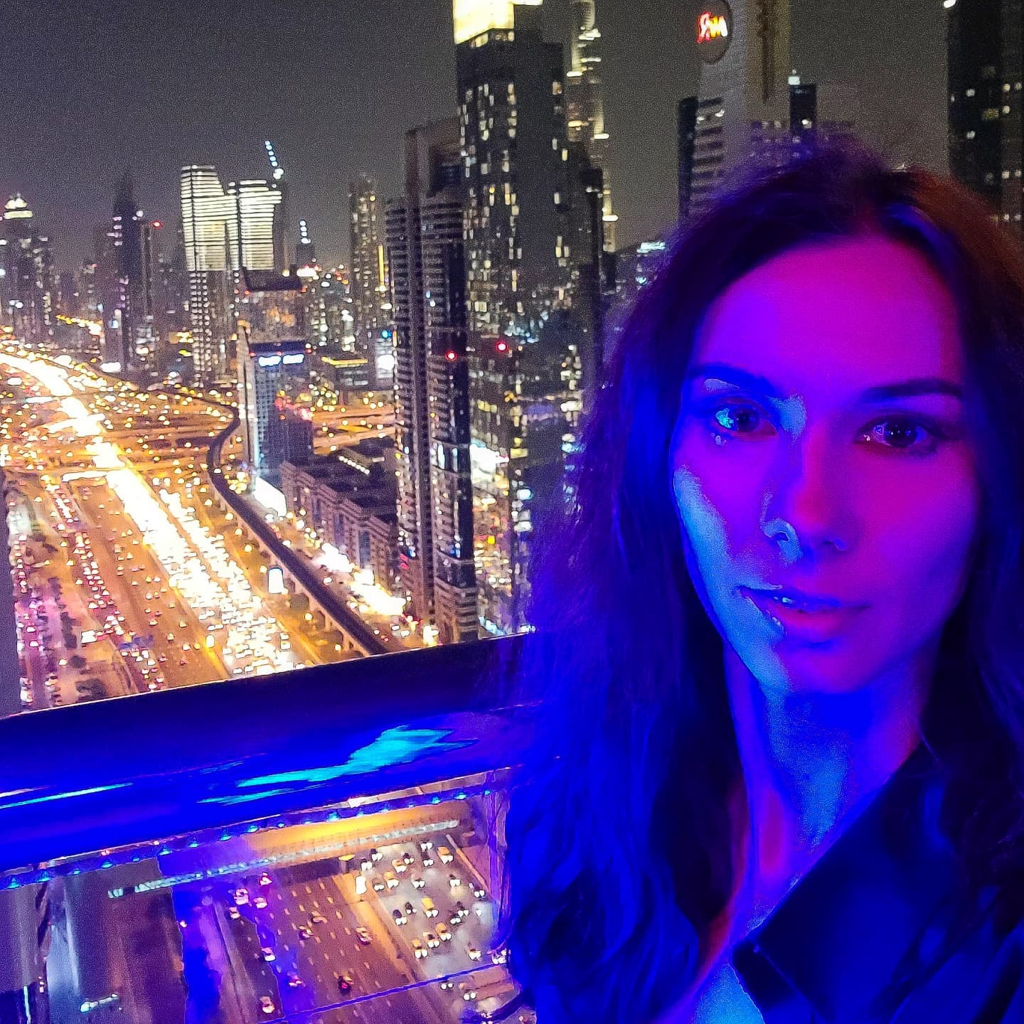 Айгуль 25 лет, родом из Казахстана, но последние лет 8 учится и работает в Европе.
⠀
Красивая девушка восточной внешности снимает квартиру в европейской столице, встречается с парнем, имеет средний заработок для её города.
⠀
Первые года 2 мы работали с ней по вопросам профессиональной реализации, также разбирали её настройки в личной жизни.
⠀
В этих сферах её ситуация улучшилась, поэтому год назад мы закончили терапию.
⠀
И вот на днях она попросила сессию по поводу отношений с родной матерью.
⠀
С этой темой мы ранее не работали и там оказалась интересная история.
⠀
До 14 лет Айгуль жила с бабушкой (Зифа) и дедушкой по материнской линии, думая, что они и есть её настоящие родители.
⠀
Бабушку она называла мамой. А её родная мать Залина в это время жила в соседнем городе.
⠀
Айгуль рассказывала, что у неё было счастливое детство. Но её часто отправляли в соседний город навестить Залину. Айгуль думала, что это её родная старшая сестра. Во всяком случае, так говорили и Залина, и Зифа.
⠀
Что-то подозревать девушка начала ближе к 14 годам. Иногда она украдкой слышала странные разговоры на кухне у взрослых и на улице от соседок.
⠀
И тогда она задала прямой вопрос Зифе - приёмная ли она мать?
⠀
Зифа рассказала ей следующую историю.
⠀
Когда её дочери Залине было 19 лет, та случайно забеременела от парня. Он, узнав про беременность, сразу её бросил, и больше никогда Залина его не видела.
⠀
Сестра Зифы говорила, что Залина должна сделать тайно аборт. Ведь это позор на весь род - родить без мужа.
⠀
Зифа тоже считала случайную беременность своей дочери уроном для семьи. Но при этом переживала за Залину, не хотела толкать её на аборт.
⠀
Залина же хотела рожать, не смотря на давление семьи и полную от неё зависимость.
⠀
Своих опор у неё практически не было - девушка нигде не училась, не работала. Да, она боялась осуждения со стороны многочисленных родственников и соседей.
⠀
Тем не менее, Залина твёрдо решила рожать.
⠀
Свою беременность она тщательно скрывала, последние месяцы почти не выходила из дома.
⠀
И вот родилась Айгуль. На семейном совете было решено официально записать ребёнка на Зифу.
⠀
ПРОДОЛЖЕНИЕ ПОСТА В КАРУСЕЛИ ⬆️⬆️⬆️