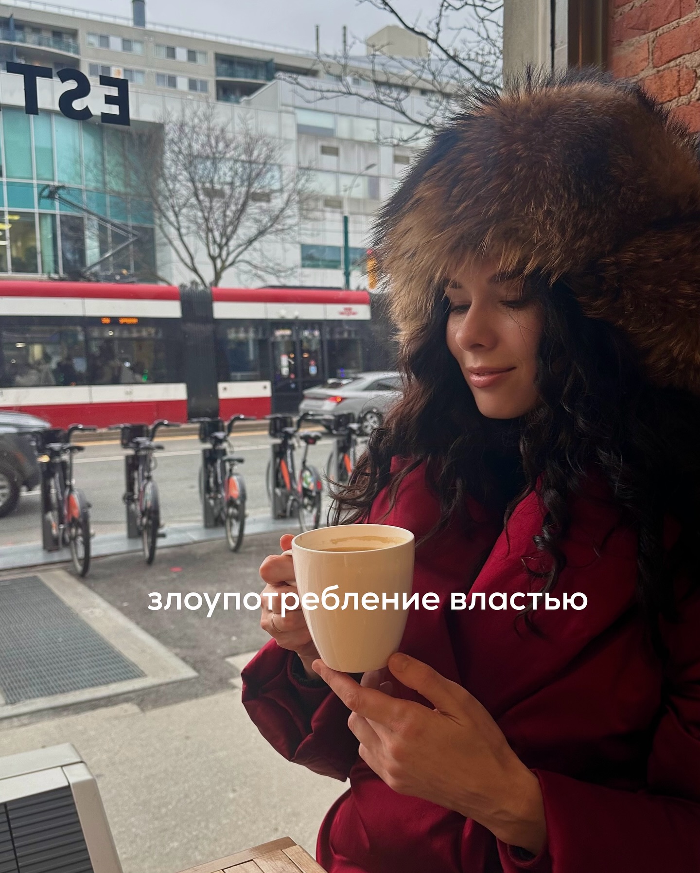 Про злоупотребление властью в любви пост.
Мечта большинства женщин - щедрый, заботливый, опекающий мужчина рядом. По-настоящему любящие мужчины действительно на многое готовы ради своих половинок, и способны снять с себя последнее, отдав даме сердца, лишь бы та не испытывала нужды.
⠀
Хорошие любовные настройки женщины, верные стратегии поведения могут обеспечить ей сильные любовные позиции в романтических отношениях. Такую даму будут обожать, дорожить ею, стараться угодить.
⠀
Когда ценность ваша для второго высока, то он внимательно относится ко всем вашим просьбам, желаниям, потребностям и страхам. Фактически, в данных отношениях у вас появляется много власти - вы отчётливо ощущаете, что ваше влияние на партнёра велико.
⠀
Но то, как вы распорядитесь данной властью и влиянием - зависит, скорее, уже от ваших личностных настроек, не от любовных.
⠀
Кто-то узаконивает отношения с любящим партнёром. Партнёр, как правило, радуется заключению официального брака.
⠀
Кто-то пробует извлечь из романа максимум материальной выгоды для себя - подарков, опёки, полезных связей, денег, бытовой помощи и т.п. Все истории про альфонсов или содержанок, разоряющих мужчин - про этот случай.
⠀
Другие вообще отказываются от отношений т.к. не могут ответить взаимностью, и никакая забота, опёка не нужна без собственных чувств.
⠀
Но, допустим, чувства есть, но ваш партнёр вас всё равно любит больше, чем вы его. Не такая уж редкая ситуация, и в целом, нормальная.
⠀
Нормальная она, если вы уважительно (!) относитесь ко второму, не пытаетесь выжать из него максимум - такие отношения со временем могут вырулить в сторону красивой и взаимной любви.
⠀
Но нередко женщины, выходя замуж за мужчину, который в отношениях любит больше, чем она, пытаются извлечь для себя максимум выгод. И это способствует формированию негативных предпосылок для неё в других жизненных сферах.
⠀
Как это происходит? Рассмотрим на примере.
⠀
Расскажу про Алёну и Максима. В этой истории у героини нет хороших любовных настроек, но её ценность для мужчины всё равно очень высокая.
⠀
ПРОДОЛЖЕНИЕ В КАРУСЕЛИ ⬆️⬆️⬆️