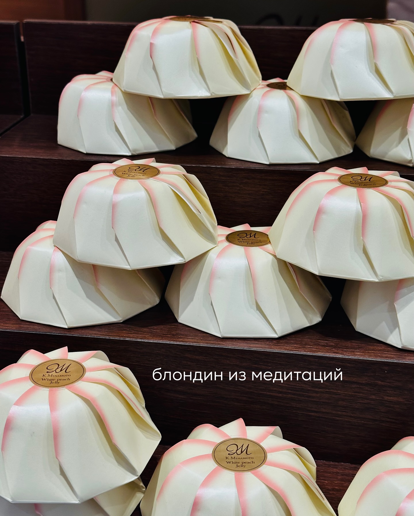 В комментариях под последними постами я заметила у многих пробел в понимании того, как на самом деле налаживается любовная сфера.
⠀
Смотрите, есть большая разница между личными фантазиями о том, каким должен быть Идеальный Партнёр и Идеальные Отношения, и реальными действиями, которые действительно приводят к улучшению ситуации в любовной сфере.
⠀
Если у вас плохие любовные настройки, нет стабильных нормальных отношений, особенно в 30 лет и старше - это почти всегда означает, что ваши представления о любви сильно расходится с тем, что для вас реально полезно, эффективно и вообще достижимо.
⠀
Это как если бы ребёнка попросили описать идеальный день взрослого человека. Он бы радостно ответил: «Просыпаюсь, когда хочу. Завтракаю конфетами. В садик не иду. Сижу дома, крашусь маминой помадой, смотрю мультики, обедаю шоколадками, ужинаю мороженым. И спать ложусь не в девять вечера, а когда захочу. И, главное - никаких дел. Только удовольствие. Деньги как-то сами приходят. Жизнь - это просто веселье».
⠀
И ребёнку такие представления простительны. Он имеет право не знать, что взрослая жизнь - это не только праздники, но и задачи, ответственность. И что если личность зрелая - то работа, опоры, учёба, быт, самореализация - будут не в тягость, а в радость.
⠀
Но вот когда 30-летняя женщина с неустроенной личной жизнью вместо того, чтобы делать реалистичные шаги по налаживанию любовной сферы, мечтает о красивом блондине, который будет её и содержать, и медитировать рядом, и всячески развлекать -  это уже не трогательно, а тревожно.
⠀
Совет спуститься с небес на землю и подружить желания с возможностями - воспринимается такими дамами как личное оскорбление. Будто кто-то посягает на самое святое - их мечту.
⠀
В их представлении «наладить личную жизнь» означает обязательно встретить того самого блондина из медитаций, и чтобы он сразу вручил всё то, что сама себе напридумывала.
⠀
Т.е. это не строительство реального контакта с реальными мужчинами, которых ещё надо как-то привлечь, а иллюзорные отношения в собственной голове с иллюзорным персонажем.
⠀
ПРОДОЛЖЕНИЕ В КАРУСЕЛИ ⬆️⬆️⬆️