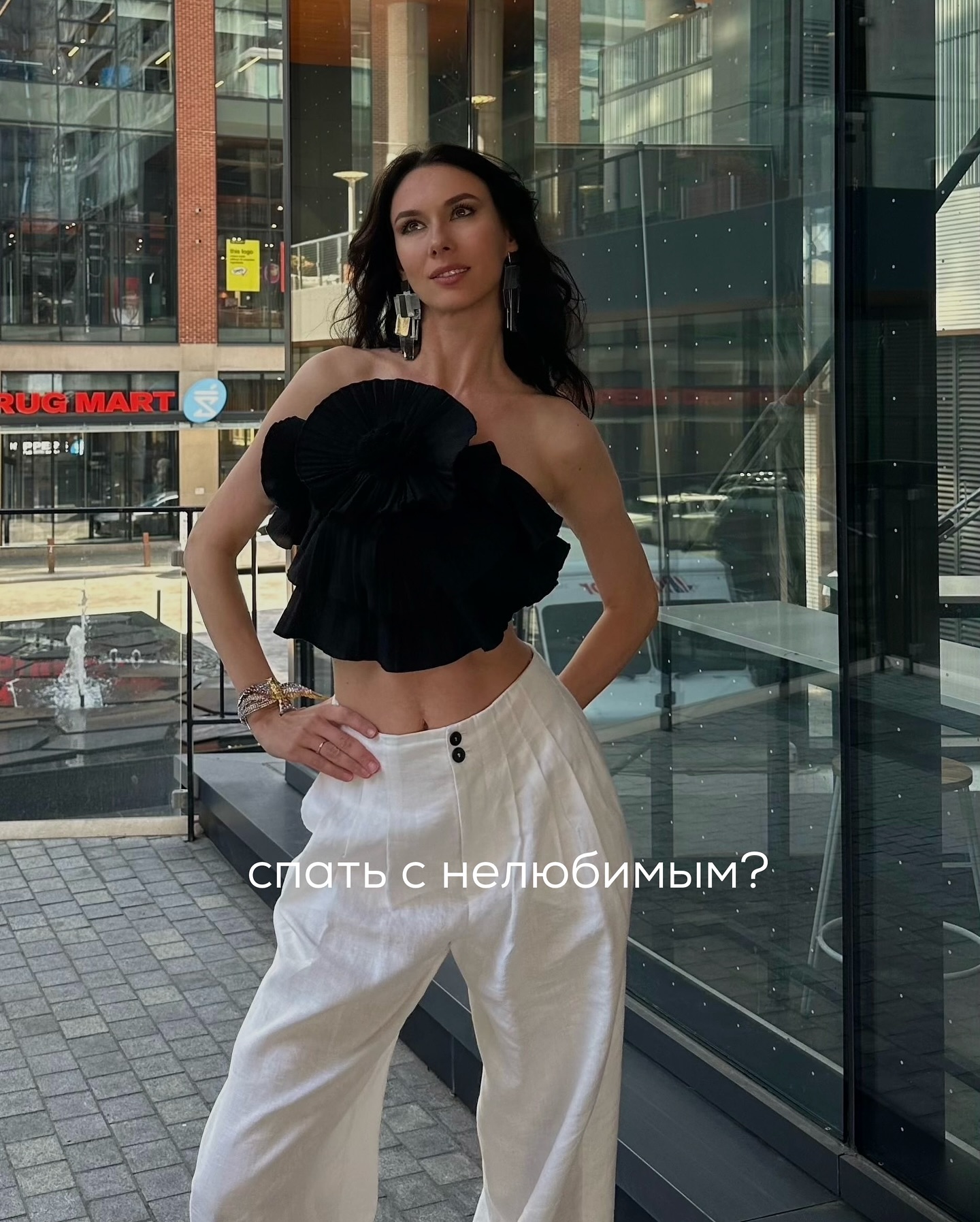 Как многие представляют коррекцию любовной планки притязаний?
Через сопротивление, плюясь и чертыхаясь, встречаться с тем, от кого самой воротит, в надежде, что со временем пройдёт отвращение и появится любовь.
⠀
Но таким образом не то что невозможно наладить любовную сферу - наоборот, есть риск её добить окончательно. Ваши любовные настройки из не особо хороших станут очень-очень плохими.
⠀
Вы, в итоге, всё равно расстанетесь с этим мужчиной, но потом в вашей жизни будет серьёзная просадка в теме отношений. Собьются все прицелы, которые до этого, пусть были и неидеальными, но хоть как-то работали. И ваша любовная планка притязаний раздуется ещё больше, чем была.
⠀
Есть две крайности в данной теме. Первая - мечты о крышесносных романах с недоступными. Вторая - отвращение к обычным, нормальным мужчинам, которых вы считаете недостойными вас.
⠀
Т.е, если ещё как-то удаётся принять, что сами далеко не красавицы с деньгами и широким кругозором, и потому обеспеченные, харизматичные и популярные мужчины - не ваш уровень, то смириться с мыслью, что с вами рядом может быть простой парень - это уже как личное оскорбление. Как плевок в душу.
⠀
Хотя заметьте, никто вас не толкает против вашей воли строить любовные отношения с теми, к кому нет притяжения.
Такая связь - это снисхождение к другому человеку, которое ему от вас не сдалось, и неуважение к себе самой, что чревато серьёзными последствиями.
⠀
Те самые парни, которых вы считаете неказистыми, сами бы вас заблокировали везде, узнав о том, как брезгливо вы к ним относитесь.
⠀
Раз вам непонятно, как женщине с плохими любовными настройками прокачивать любовное общение, начиная с посильного уровня мужчин, предлагаю представить вам зеркальную ситуацию.
⠀
Я её описывала уже миллион раз, но ещё раз расскажу.
⠀
ПРОДОЛЖЕНИЕ В КАРУСЕЛИ ⬆️⬆️⬆️
⠀
#психолог #психология #отношения #психологияобщения #психотерапияотношений #семейноеконсультирование #границыличности #психотерапияонлайн
#самооценка #психотерапияонлайн #консультация_психолога #психологдубай #психотерапия #психологастана #выйтизамуж #знакомства #любовьболь #нлп #кпт #психоанализ