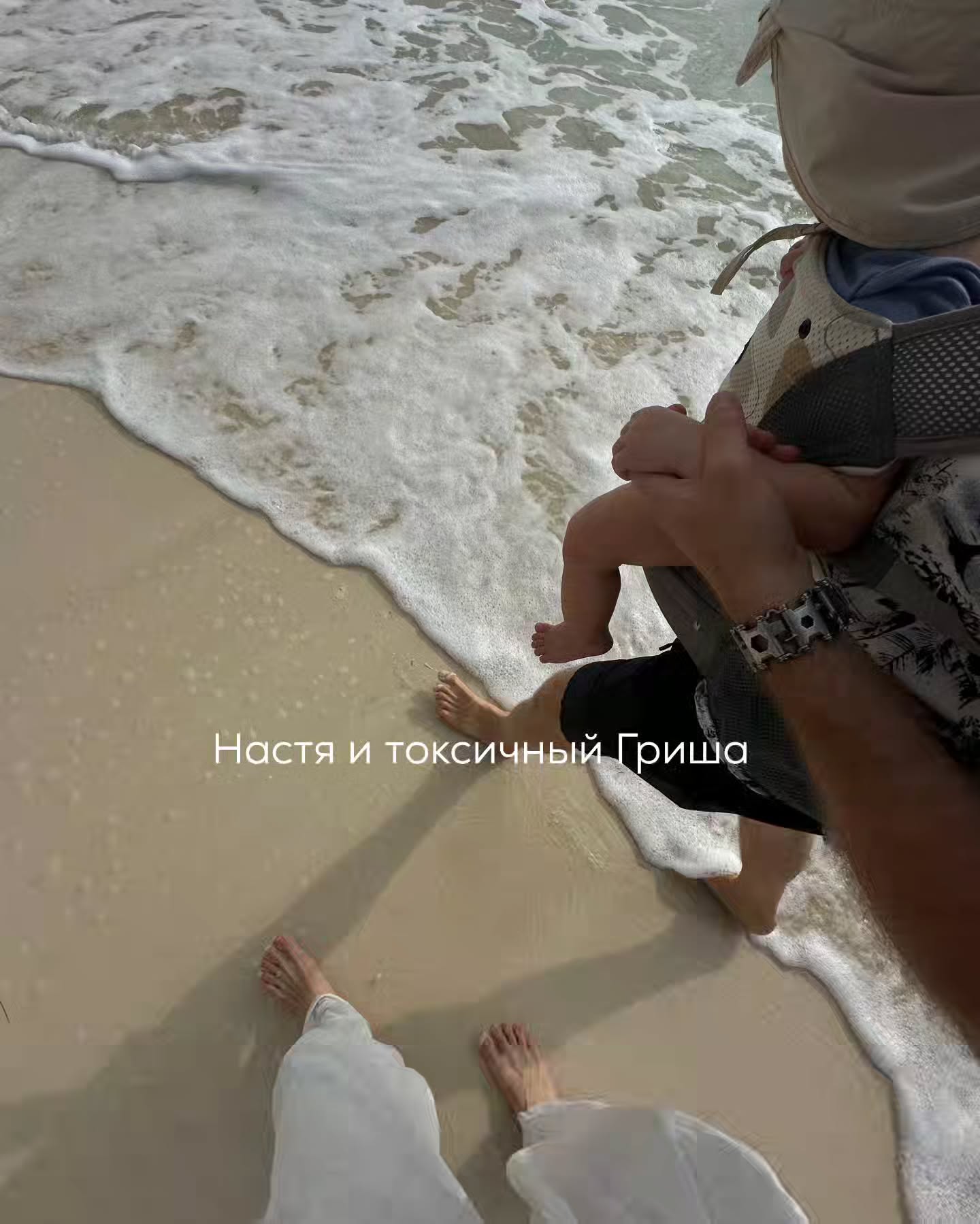 ПРОДОЛЖЕНИЕ. НАЧАЛО В ПРЕДЫДУЩИХ ПОСТАХ.
Настя действительно не поехала на дачу с Гришей, сославшись на занятость на выходные. Он пытался на неё надавить, шутил, сбивал тон. Потом залепил:
— А не боишься, что меня там свободные тётки уведут? - сказал он с усмешкой, доставая сигарету.
⠀
Настя растерялась. Она не знала, что ответить. Потому что именно этого она и боялась.
⠀
Она тогда промолчала. Но домой не уехала. Они остались вместе на ночь. Наутро Гриша собрался, бросил короткое "не скучай" и уехал на дачу.
⠀
Через несколько дней они снова увиделись на встрече фотоклуба.
Всё выглядело, как обычно - общая болтовня, обсуждение снимков, несколько его колких замечаний. После занятия Гриша подошёл к ней, сказал, что может подбросить.
И они поехали к Насте.
⠀
Вечера у них проходили спокойно, почти одинаково.
⠀
Настя обычно что-то готовила - иногда простые, иногда сложные, но вкусные блюда. Гриша шутил, что у неё "рука золотая", и хвалил стряпню, особенно её жареную картошку и запеканку.
⠀
После ужина они включали телевизор, могли вместе посмотреть фильм или старые записи передач, иногда обсуждали фотографии - ракурсы, свет, композицию.
Потом ложились спать.
⠀
В таких вечерах Настя находила странное утешение - ей казалось, что это и есть "нормальные отношения" - тихие, без выяснений, без особых разговоров.
⠀
На следующий день она записалась ко мне на консультацию. Темой стала ревность.
⠀
Настя призналась, что чувствует сильное беспокойство из-за того, что Гриша по-прежнему находится на сайте знакомств.
⠀
— Я вижу, что он заходит туда, - сказала она. — Не постоянно, но периодически. Я не понимаю, зачем. Мы ведь и так почти всё время вместе.
⠀
Она рассказала, что теперь они проводят по три-четыре дня в неделю вместе. То у неё дома, то у него. Иногда - фотоклуб.
⠀
Разнообразия немного, но Настя говорила, что ей хватает. Хотя иногда, поздними вечерами, она замечала, как на его телефон приходят сообщения. Он не скрывал, но и не объяснял.
— Я не знаю, - сказала она. — Стоит ли спрашивать его об этом? Обсуждать?
⠀
ПРОДОЛЖЕНИЕ В КАРУСЕЛИ ⬆️⬆️⬆️