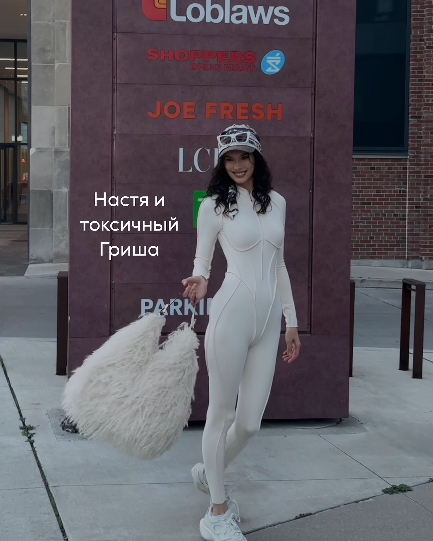 Настя жила в тихом городке, где каждый знал друг друга в лицо. У неё была 2-хкомнатная квартира в старом кирпичном доме - светлая, чистая, с ровно разложенными стопками книг на полках и аккуратно сложенными кухонными полотенцами.
⠀
Настя любила порядок и чистоту во всём. Хаос её пугал - если ложка окажется не там, где должна быть, ей становилось тревожно, словно сама реальность давала трещину.
⠀
Соседи считали её симпатичной женщиной, с лёгкой странностью, но без злобы. Ей было 42, и на первый взгляд в её жизни всё выглядело вполне устроенным - работа бухгалтером в местной фирме, спокойный быт, своя крыша над головой. Немногие знали, что ещё в молодости Насте поставили диагнозы, которые звучали пугающе - аутизм и шизофрения. Но годы терапии, наблюдения у врачей, дисциплинированность и аккуратность сделали своё дело и она научилась жить, как все.
⠀
В быту это проявлялось тонкими особенностями. Настя не выносила громких звуков. Например, если соседи сверху включали музыку, она надевала наушники с белым шумом и продолжала вести свои таблицы. На рынке женщина всегда ходила к одним и тем же продавцам, покупала одинаковые продукты и раскладывала их дома в строго заданном порядке.
⠀
Подруга по работе шутила, называя её калькулятором в юбке, у которого всё всегда по полочкам. Настя смеялась в ответ, хотя знала, что это не шутка, а её способ держать мир под контролем.
В личной жизни у неё не сложилось. Когда-то она была замужем за местным мужчиной, но тот запил, и через 2 года брак распался.
Детей Настя не имела из-за бесплодия и смирилась с этим.
⠀
Романы случались редко, в основном летом, когда она выезжала в отпуск к морю или в санаторий. Тогда кто-то знакомился, ухаживал, проводил вечера с ней, и Настя позволяла себе немного мечтать, хотя понимала - это всё ненадолго.
⠀
Она любила книги, они были её самым надёжным миром. Читала и детективы, и классику, также тянулась к биографиям. Узнавая о жизни других людей, она словно проживала вместе с ними ещё десятки жизней помимо своей.
⠀
Внешне Настя выглядела ухоженной женщиной - волосы всегда чистые, аккуратно собранные, простая, но со вкусом подобранная одежда.
⠀
ПРОДОЛЖЕНИЕ В КАРУСЕЛИ ⬆️⬆️⬆️
