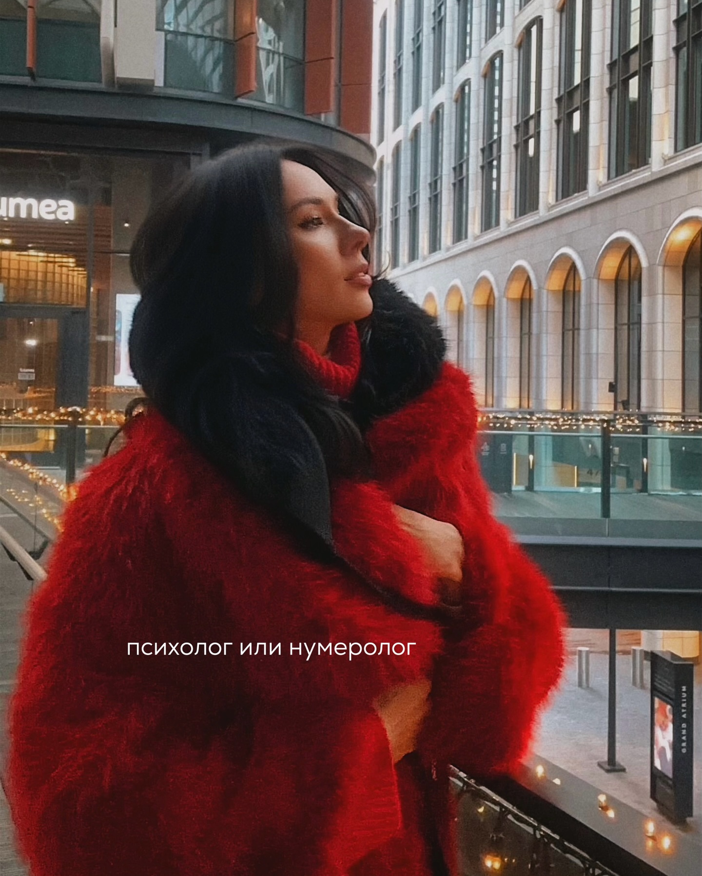 Когда я точно знаю, что у клиента не будет быстрого результата.
⠀
Когда на сессии девушка рассказывает историю соблазнения равнодушного мужчины, между делом уточняя, что уже успела побывать у гадалки, астролога и подружки, которая недавно закончила курсы по нумерологии и предложила сделать бесплатный расклад.
⠀
Чудесные специалисты по его дате рождения (добытой, конечно же, совершенно случайно у HR) единодушно определили, что симпатичный коллега из соседнего отдела - её близнецовое пламя. Ну а если пламя, то, естественно, надо спасать отношения, которых ещё нет.
⠀
В таких ситуациях я обычно предлагаю рабочие рекомендации - опираться на себя, видеть границы, общаться с коллегой легко и приветливо, но при этом не проявлять любовную инициативу. Если девушка ему понравится в обычном человеческом формате, он сам сделает нужный шаг.
⠀
Тогда уже можно будет сближаться в романтическом ключе, но не раньше.
⠀
Клиентка уверенно кивает.
⠀
А на следующей сессии выясняется, что она снова была у гадалки или пренатального психолога, чтобы уточнить, как мамин токсикоз во время беременности мог повлиять на её судьбу.
⠀
И это ещё не всё.
⠀
Она покупает курс у блогерши по соблазнению.
⠀
Идёт к регрессологу посмотреть, вдруг в прошлой жизни он был её мужем, а она его кормилицей, и сейчас просто нужно доработать кармическую связь.
⠀
В итоге, в её голове формируется богатый духовно-эзотерический винегрет из советов.
⠀
Каждый специалист дал свою схему спасения любовной судьбы.
⠀
Она дисциплинированно выполняет всё сразу.
⠀
Кто-то сказал вести себя соблазняюще - она отчаянно соблазняет.
⠀
Другой велел казаться недоступной, чтобы разбудить инстинкт охотника - она проходит мимо коллеги, не здороваясь, с подчеркнуто равнодушным видом.
⠀
Психолог в интернете посоветовал не держать всё в себе и честно поговорить о чувствах, прояснив отношения. И вот девушка на ближайшем корпоративе, выпив для храбрости, идёт «искренне общаться».
⠀
Коллега на её признания покраснел, невнятно отшутился… и теперь избегает её.
⠀
ПРОДОЛЖЕНИЕ В КАРУСЕЛИ ⬆️
#психолог #нумеролог #астролог #любовьболь #самооценка #личность
#отношения #психотерапия #таро #натальнаякарта #нлп #психоанализ #зависимость #свидания